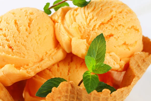 Pomarańczowy sorbet w kosz wafel — Zdjęcie stockowe