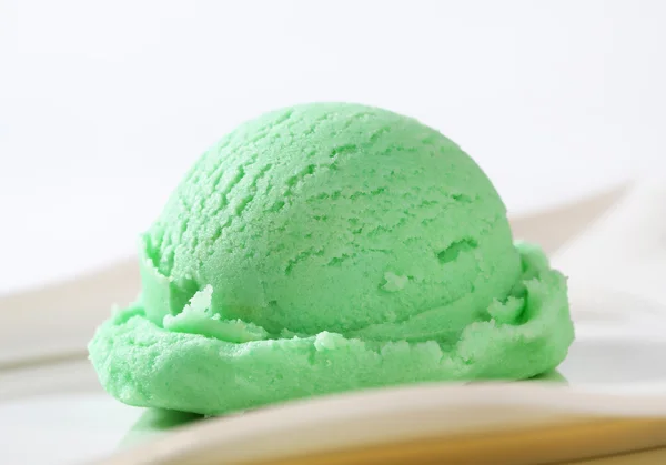 Cucharada de helado verde — Foto de Stock