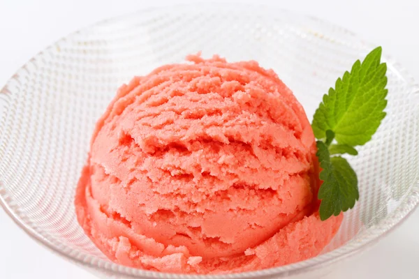 Scoop of pink fruit flavored sherbet — Stock Photo, Image