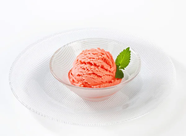 Naběračka růžové plody ochucené sorbet — Stock fotografie