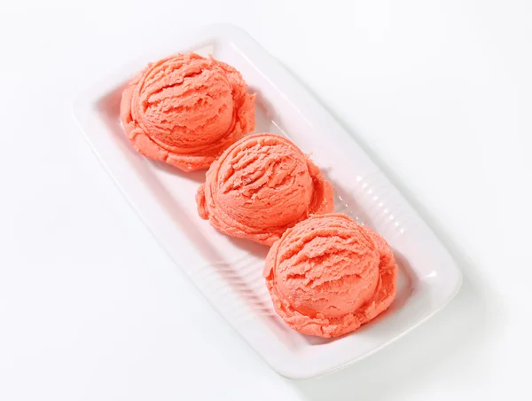 Skopor av rosa frukt sorbet — Stockfoto