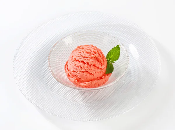 Naběračka růžové plody ochucené sorbet — Stock fotografie