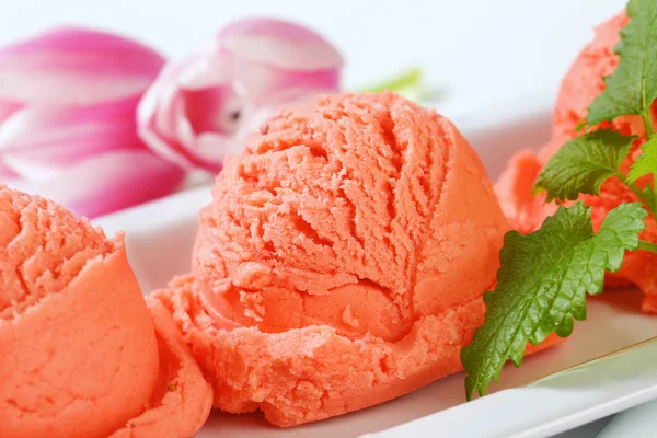 Scoop di sorbetto di frutta e tulipani freschi — Foto Stock