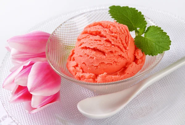 Ice cream and fresh tulips — Stock Photo, Image