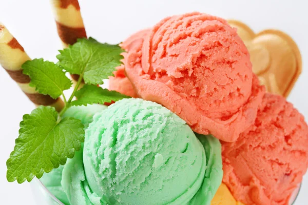 アイスクリームのクーペでフルーツ シャーベット — ストック写真