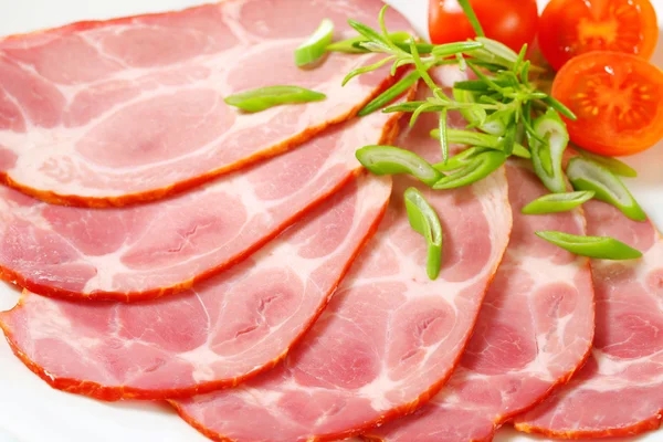 Scheiben vom geräucherten Schweinehals — Stockfoto