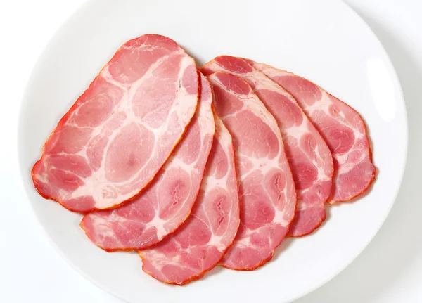 薫製の豚肉の首をスライス — ストック写真