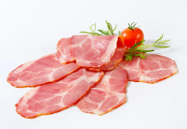 Dünne Scheiben geräucherter Schweinehals — Stockfoto