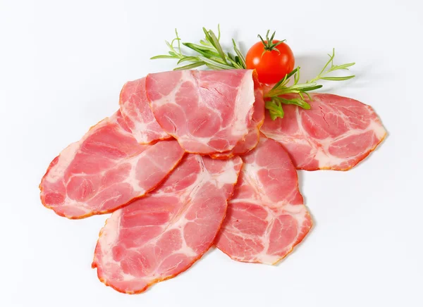 Nyaka vékony szeletelt füstölt sertéshús — Stock Fotó