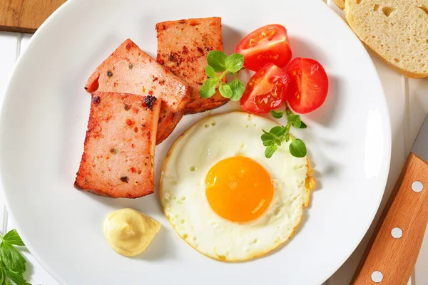 Pan-fried Leberkase with sunny side up fried egg — Stock Photo, Image