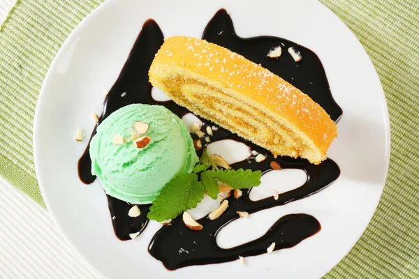 Swiss Roll with scoop of green sherbet — Stock Photo, Image