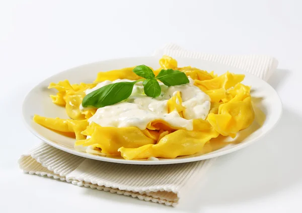 Stuffed pasta with cheese sauce — Stock Photo, Image