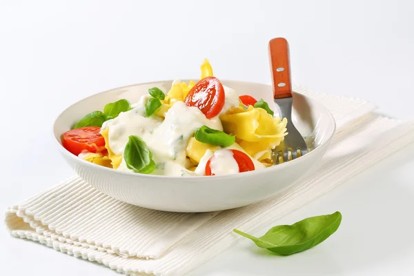 Stuffed pasta with cheese sauce — Stock Photo, Image