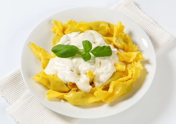 Stuffed pasta with cheese sauce — Stock Photo, Image