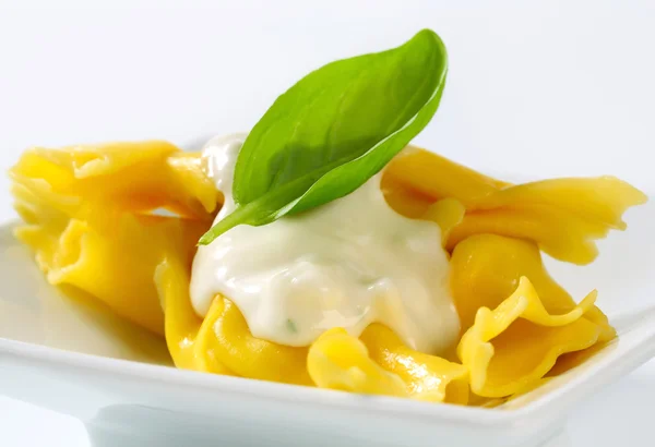 Gevulde pasta met kaassaus — Stockfoto