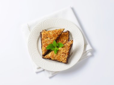 Çikolataya üçgen somun barlar