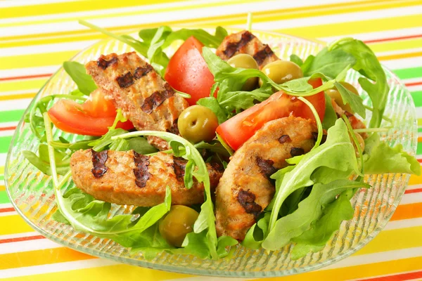 Patty grillé avec salade de légumes frais — Photo