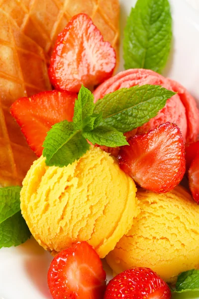 Ice cream with fresh strawberries — Stock Photo, Image