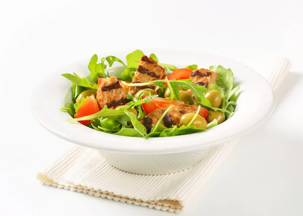 Патти на гриле со свежим овощным салатом — стоковое фото