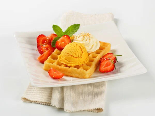 Waffle with ice cream and strawberries — Stock Photo, Image