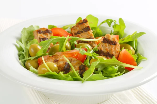 Friss zöldség saláta grillezett patty — Stock Fotó