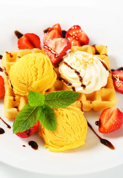 Waffle with ice cream and strawberries — Stock Photo, Image