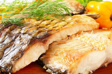 fırın kavrulmuş sazan balığı filetosu