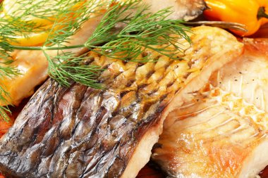 fırın kavrulmuş sazan balığı filetosu