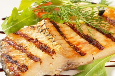 ızgara sazan balığı filetosu