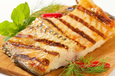 ızgara sazan balığı filetosu