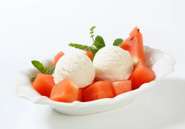 Beyaz dondurma karpuz ile — Stok fotoğraf