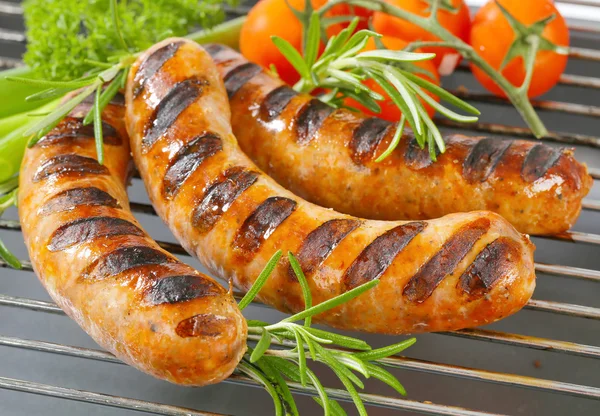 Гриль bratwursts — стокове фото