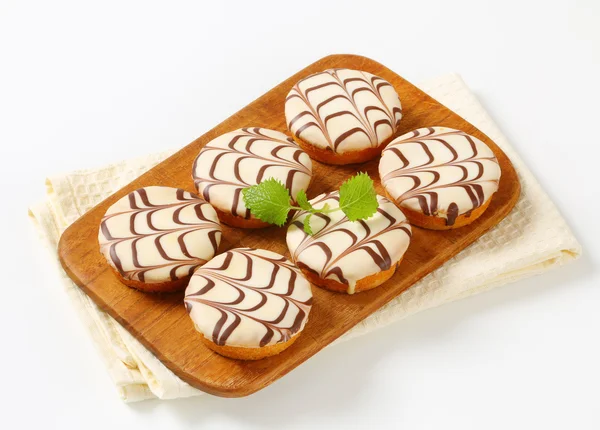 Chocolate-glazed mini cakes — Stock Photo, Image