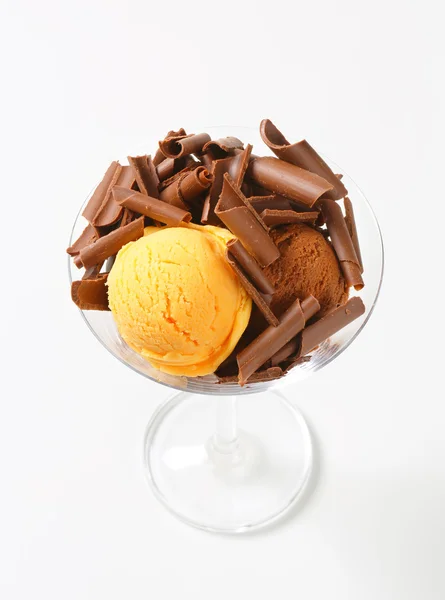 Ice cream met chocolade krullen — Stockfoto
