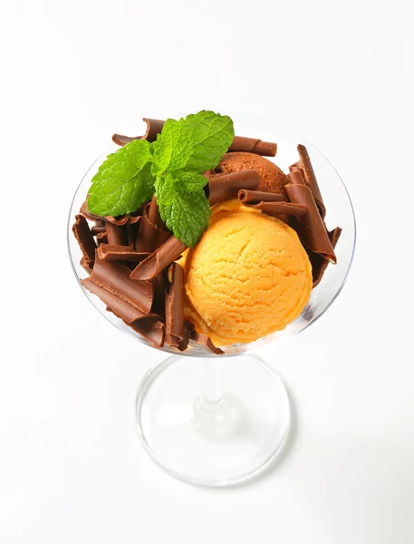 Ice cream met chocolade krullen — Stockfoto