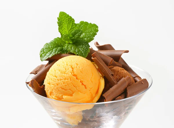 Ice cream met chocolade krullen — Stockfoto