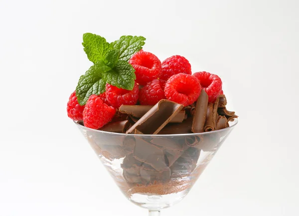 Cachos de chocolate com framboesas frescas — Fotografia de Stock