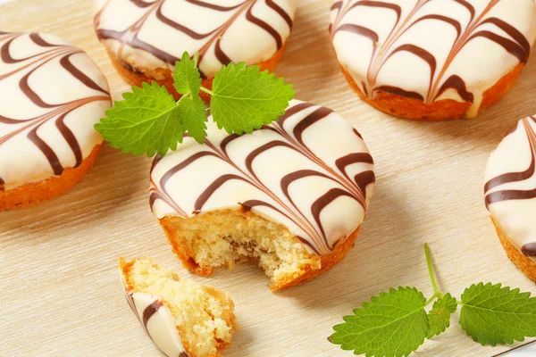 Glazed mini cakes — Stock Photo, Image