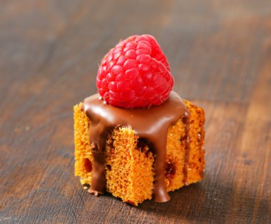 Mini gingerbread eritilmiş çikolata ile kare