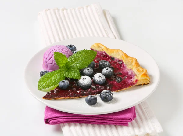 Rebanada de tarta de arándanos con helado — Foto de Stock