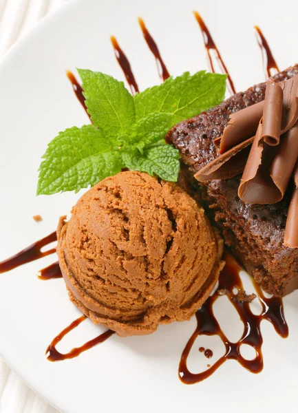 Brownie aux pépites de chocolat avec crème glacée — Photo