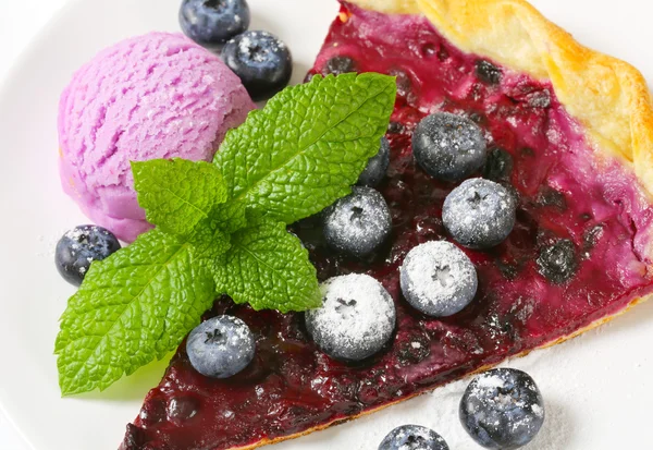 Slice of blueberry tart with ice cream — Stock Photo, Image
