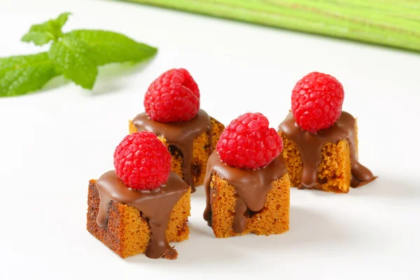 Piernik mini placów z rozpuszczoną czekoladę — Zdjęcie stockowe