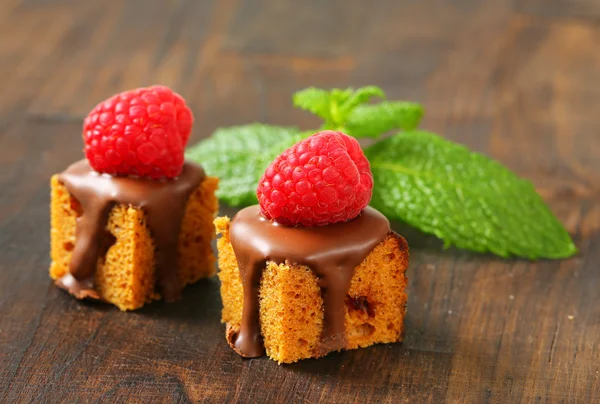 Mini gingerbread squares with melted chocolate — Stock Photo, Image