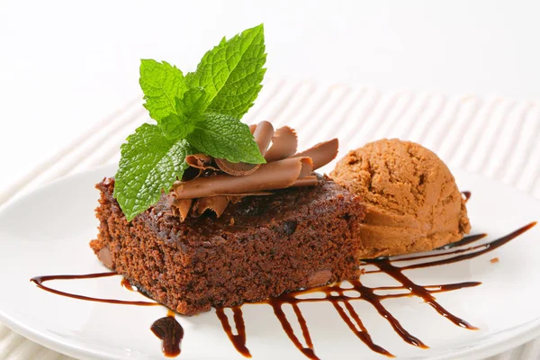 Брауни с шоколадной крошкой и мороженым — стоковое фото