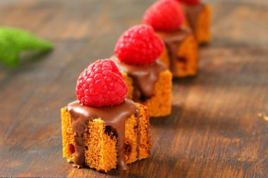 eritilmiş çikolata ile Mini gingerbread kareler