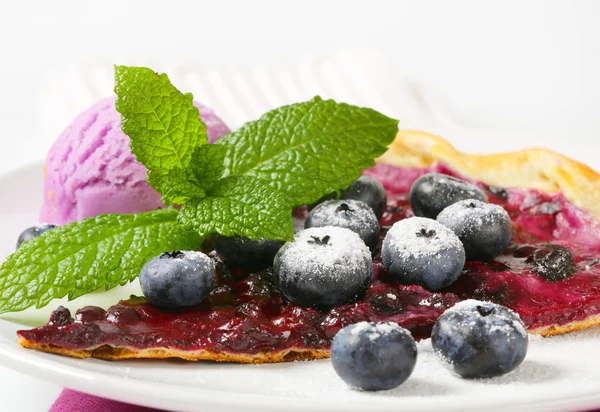 Slice of blueberry tart with ice cream — Stock Photo, Image