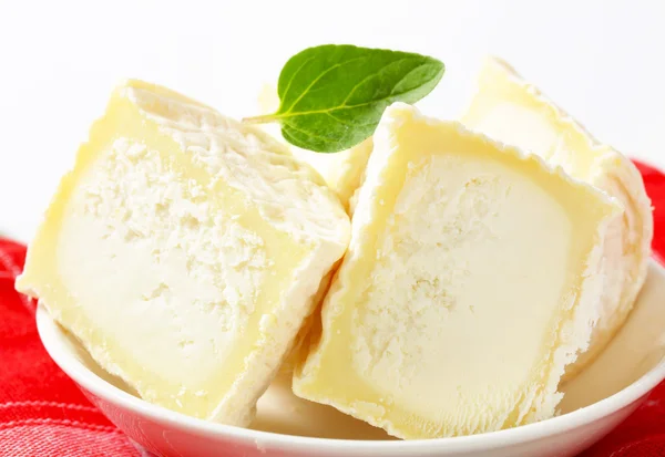 Στο μισό crottins de chevre — Stockfoto