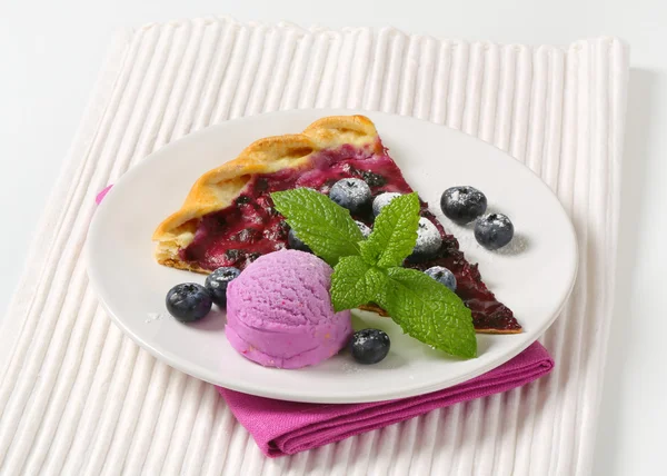 片的蓝莓馅饼配冰激淋 — 图库照片