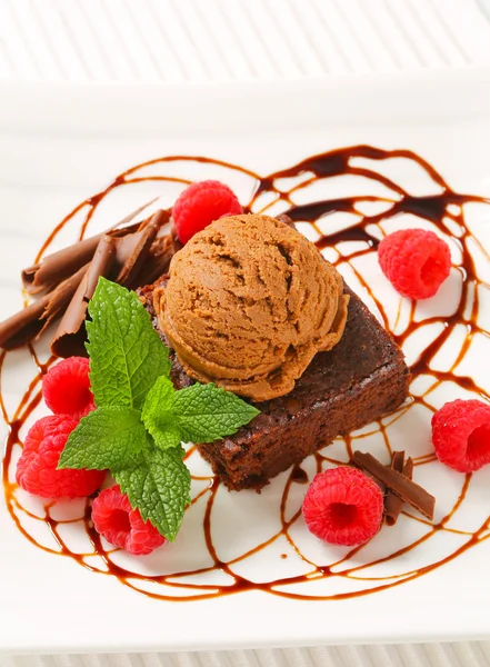 Brownie de chocolate com sorvete e framboesas — Fotografia de Stock
